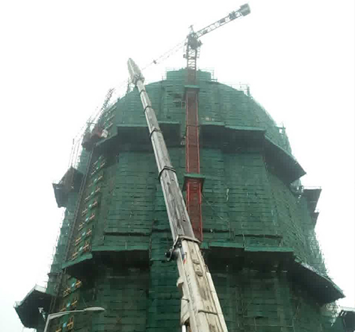 奉贤吊车在工地上作业